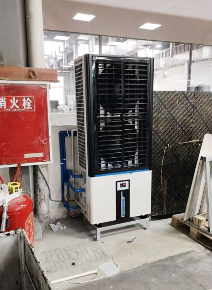 注塑車(chē)間，安裝蒸發(fā)冷省電空調(diào)-立式軸流雙風(fēng)口
